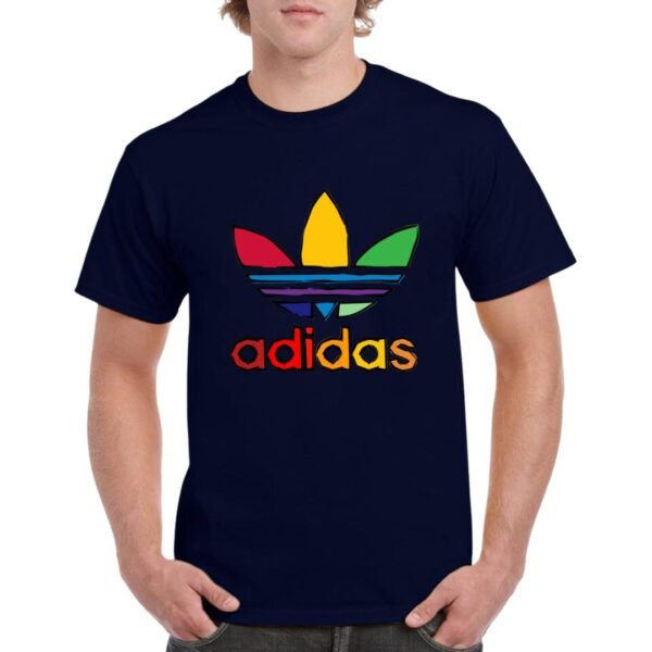 Camiseta unisex de color azul marino personalizada con el logo de ADIDAS dibujado a trazos con colores muy llamativos