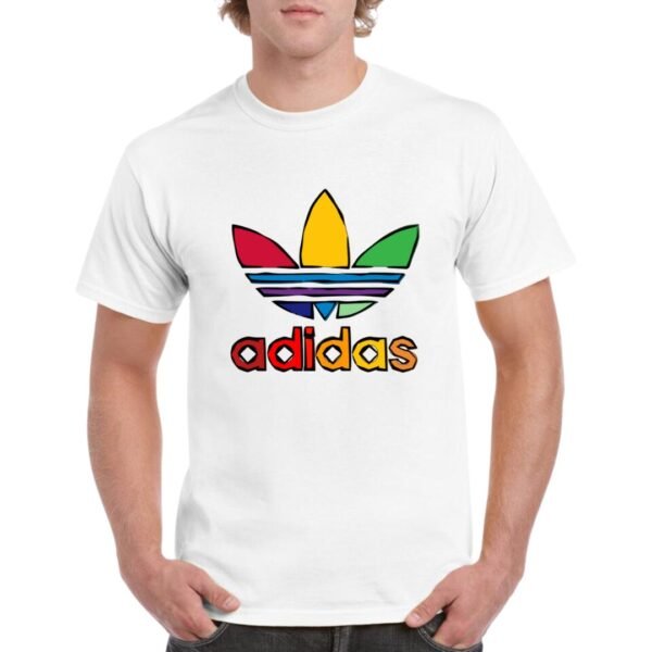 Camiseta unisex de color blanco personalizada con el logo de ADIDAS dibujado a trazos con colores muy llamativos