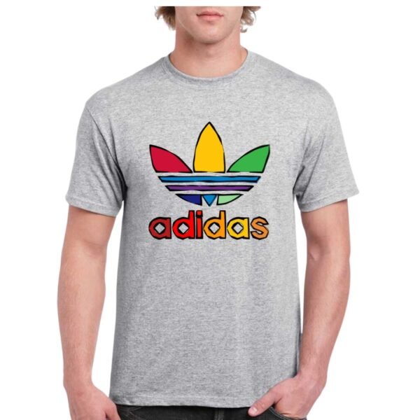 Camiseta unisex de color gris personalizada con el logo de ADIDAS dibujado a trazos con colores muy llamativos