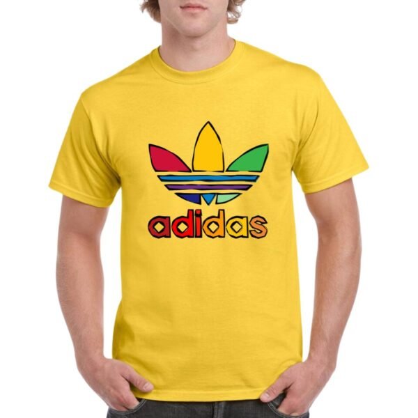 Camiseta unisex de color amarillo personalizada con el logo de ADIDAS dibujado a trazos con colores muy llamativos