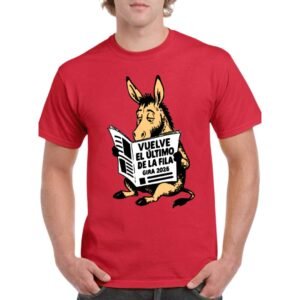 Camiseta unisex de color rojo personalizada con el dibujo de un burro leyendo el periodico donde pone VUELVE EL ULTIMO DE LA FILA GIRA 2026