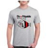 Camiseta unisex de color gris personalizada con el nombre del famoso grupo español FITO & FITIPALDIS y el dibujo de un pez rockero caracterizado con la boina y pendientes del gran FITO