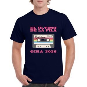 Camiseta color azul marino personalizada con la imagen de una casette, el nombre del ULTIMO DE LA FILA y GIRA 2026