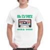 Camiseta color blanco personalizada con la imagen de una casette, el nombre del ULTIMO DE LA FILA y GIRA 2026 en color verde agua