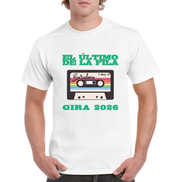 Camiseta color blanco personalizada con la imagen de una casette, el nombre del ULTIMO DE LA FILA y GIRA 2026 en color verde agua