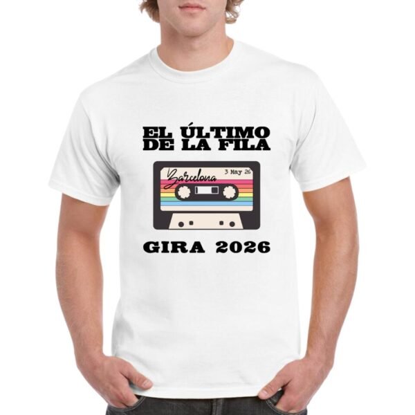 Camiseta color blanco personalizada con la imagen de una casette, el nombre del ULTIMO DE LA FILA y GIRA 2026