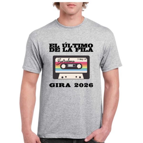 Camiseta color gris personalizada con la imagen de una casette, el nombre del ULTIMO DE LA FILA y GIRA 2026