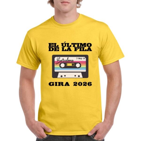 Camiseta color amarillo personalizada con la imagen de una casette, el nombre del ULTIMO DE LA FILA y GIRA 2026