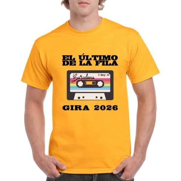 Camiseta color naranja personalizada con la imagen de una casette, el nombre del ULTIMO DE LA FILA y GIRA 2026