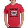 Camiseta color rojo personalizada con la imagen de una casette, el nombre del ULTIMO DE LA FILA y GIRA 2026