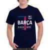Camiseta de color azul marino con el escudo del F.C. Barcelona e indicando Since 1899 con un diseño super moderno