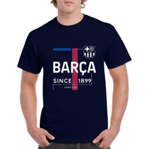 Camiseta de color azul marino con el escudo del F.C. Barcelona e indicando Since 1899 con un diseño super moderno
