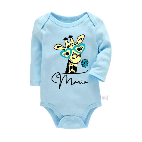 Body de manga larga para bebe de algodón color azul celeste, personalizado con la imagen de una jirafa muy cuqui y el nombre del niño o niña.