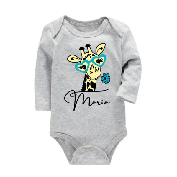 Body de manga larga para bebe de algodón color gris, personalizado con la imagen de una jirafa muy cuqui y el nombre del niño o niña.