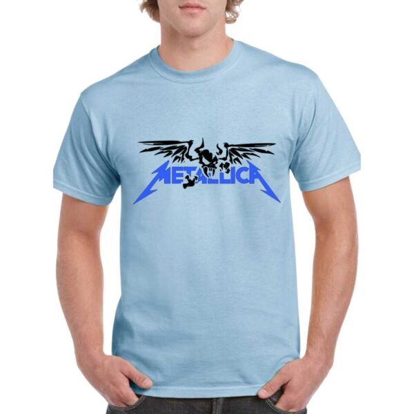 Camiseta unisex de color azul celeste personalizada con el nombre del archiconocido grupo de Heavy Metal METALLICA y una calavera alada