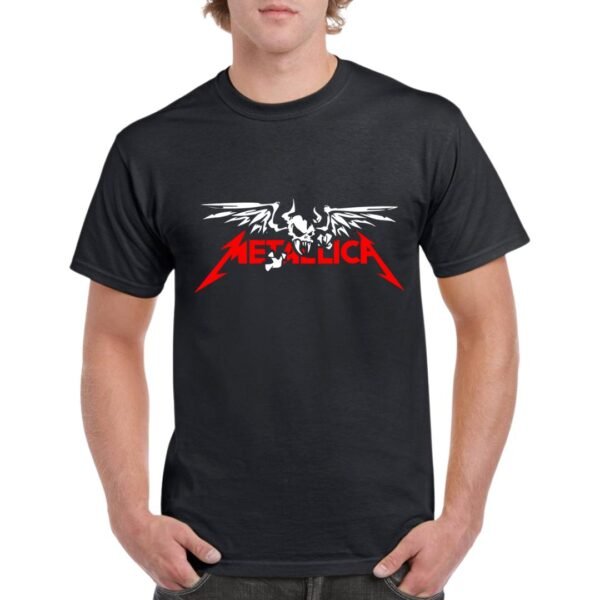 Camiseta unisex de color negro personalizada con el nombre del archiconocido grupo de Heavy Metal METALLICA y una calavera alada