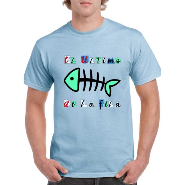 Camiseta unisex de color azul celeste personalizada con el nombre del grupo mitico EL ULTIMO DE LA FILA con la tipografia de uno de sus grandes album y una raspar con la cabeza y la cola de color verde agua