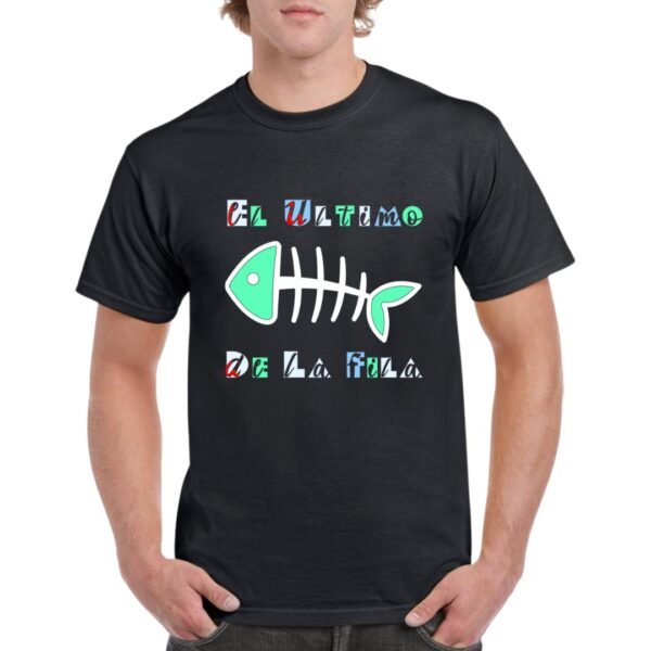 Camiseta unisex de color negro personalizada con el nombre del grupo mitico EL ULTIMO DE LA FILA con la tipografia de uno de sus grandes album y una raspar con la cabeza y la cola de color verde agua