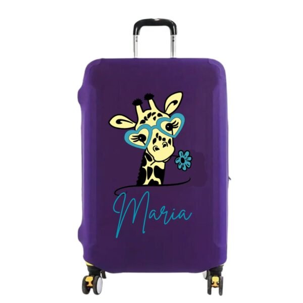 Funda elástica para maletas de color morado personalizada con la imagen de una jirafa cuqui y el nombre de la persona propietaria