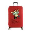 Funda elástica para maletas de color rojo personalizada con la imagen de una jirafa cuqui y el nombre de la persona propietaria