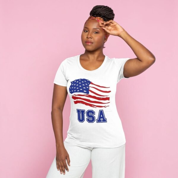 Mockup de camiseta blanca personalizada con la bandera de los Estados Unidos de América con la palabra USA, la camiseta la lleva puesta una chica de color.