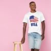 Mockup de camiseta blanca personalizada con la bandera de los Estados Unidos de América con la palabra USA, la camiseta la lleva puesta una chico de color.