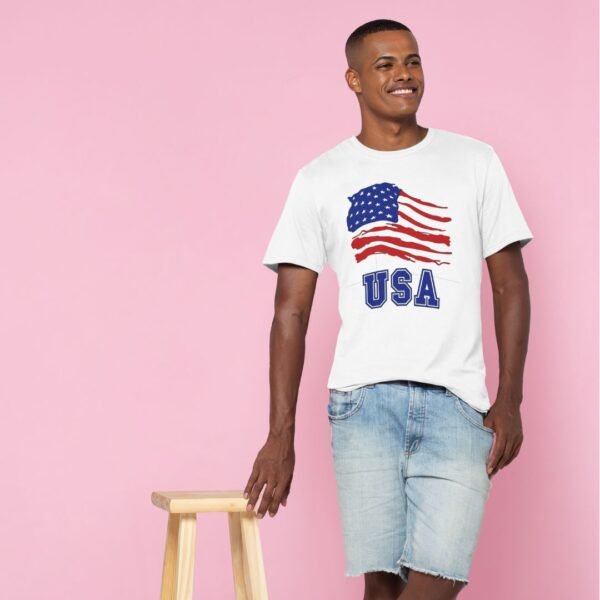 Mockup de camiseta blanca personalizada con la bandera de los Estados Unidos de América con la palabra USA, la camiseta la lleva puesta una chico de color.