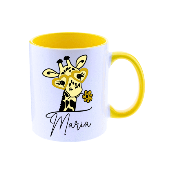 Taza ceramica de color blanco con el asa y el interior de color amarillo, personalizada con la imagen de una jirafa muy cuqui con las gafas y una flor en la boca de color a juego con el asa.