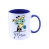 Taza ceramica de color blanco con el asa y el interior de color azul, personalizada con la imagen de una jirafa muy cuqui con las gafas y una flor en la boca de color a juego con el asa.