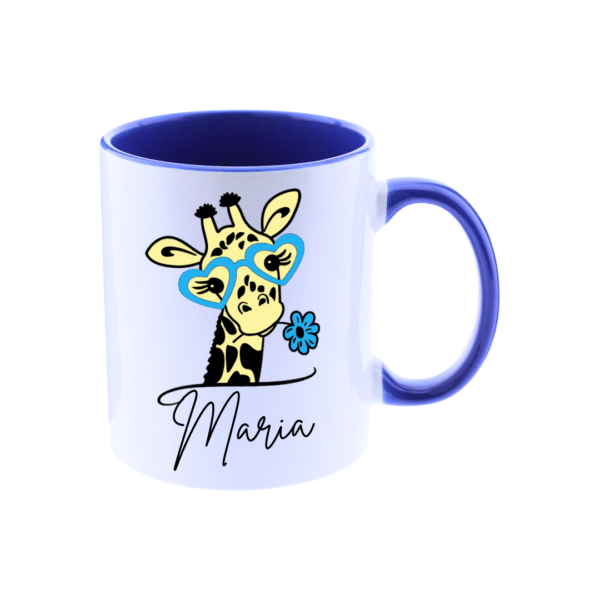 Taza ceramica de color blanco con el asa y el interior de color azul, personalizada con la imagen de una jirafa muy cuqui con las gafas y una flor en la boca de color a juego con el asa.
