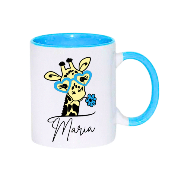 Taza ceramica de color blanco con el asa y el interior de color azul celeste, personalizada con la imagen de una jirafa muy cuqui con las gafas y una flor en la boca de color a juego con el asa.