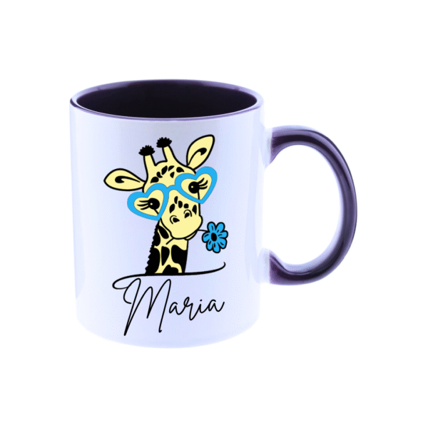 Taza ceramica de color blanco con el asa y el interior de color azul marino, personalizada con la imagen de una jirafa muy cuqui con las gafas y una flor en la boca de color a juego con el asa.