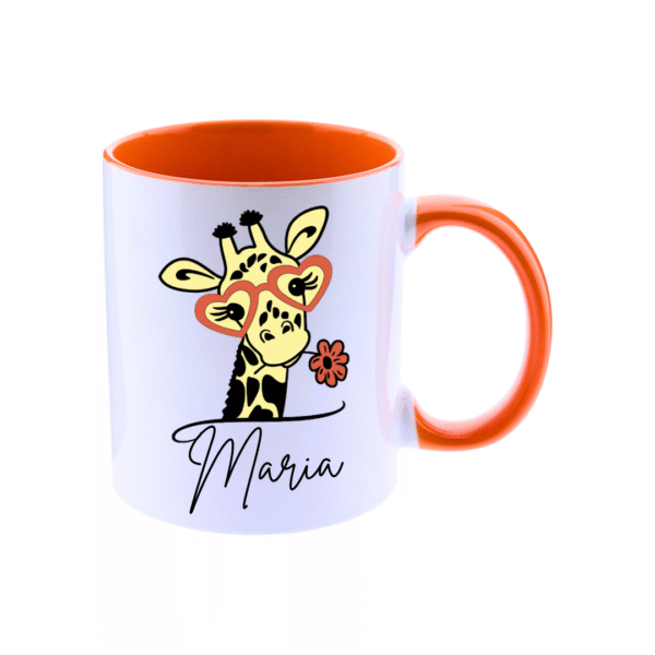 Taza ceramica de color blanco con el asa y el interior de color naranja, personalizada con la imagen de una jirafa muy cuqui con las gafas y una flor en la boca de color a juego con el asa.