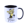 Taza ceramica de color blanco con el asa y el interior de color negro, personalizada con la imagen de una jirafa muy cuqui con las gafas y una flor en la boca de color a juego con el asa.