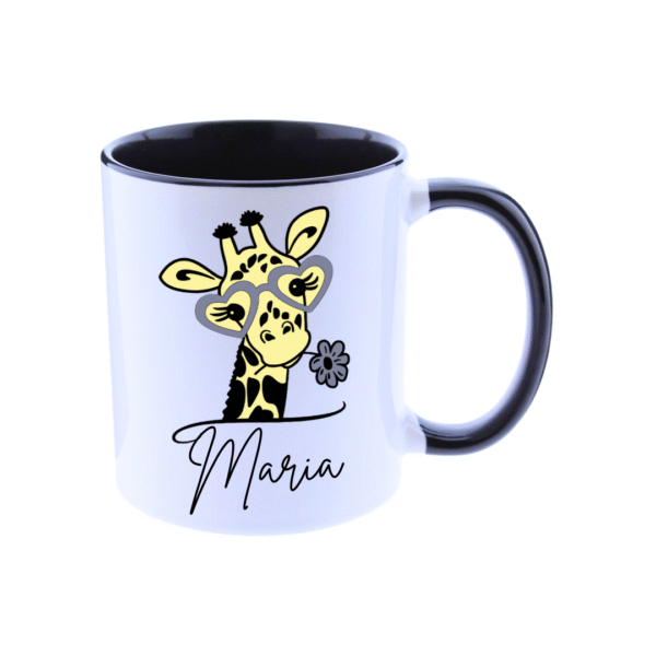 Taza ceramica de color blanco con el asa y el interior de color negro, personalizada con la imagen de una jirafa muy cuqui con las gafas y una flor en la boca de color a juego con el asa.