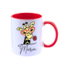 Taza ceramica de color blanco con el asa y el interior de color rojo, personalizada con la imagen de una jirafa muy cuqui con las gafas y una flor en la boca de color a juego con el asa.