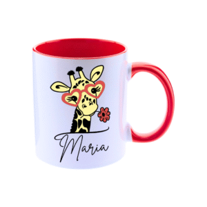 Taza ceramica de color blanco con el asa y el interior de color rojo, personalizada con la imagen de una jirafa muy cuqui con las gafas y una flor en la boca de color a juego con el asa.