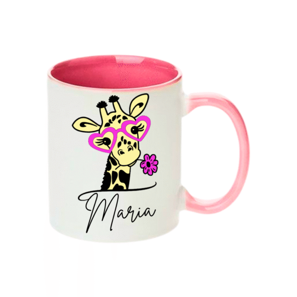 Taza ceramica de color blanco con el asa y el interior de color rosa, personalizada con la imagen de una jirafa muy cuqui con las gafas y una flor en la boca de color a juego con el asa.