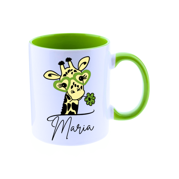 Taza ceramica de color blanco con el asa y el interior de color verde, personalizada con la imagen de una jirafa muy cuqui con las gafas y una flor en la boca de color a juego con el asa.