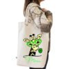 Tote bag blanco de algodón con asa de cuerda blanca y personalizado con la imagen "cuqui" de una jirafa con gafas y una flor de color verde conjuntamente con el nombre que se quiera personalizar tambien en el mismo color verde.