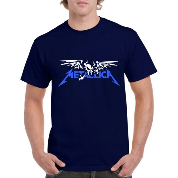 Camiseta unisex de color azul marino personalizada con el nombre del archiconocido grupo de Heavy Metal METALLICA y una calavera alada