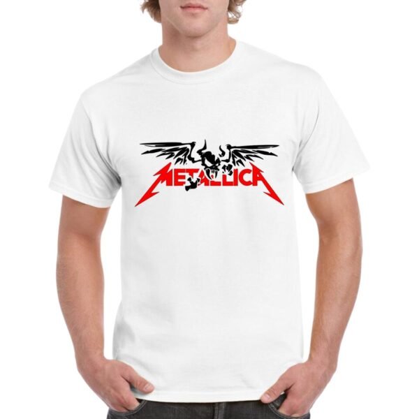 Camiseta unisex de color blanco personalizada con el nombre del archiconocido grupo de Heavy Metal METALLICA y una calavera alada