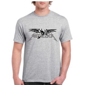 Camiseta unisex de color gris personalizada con el nombre del archiconocido grupo de Heavy Metal METALLICA y una calavera alada