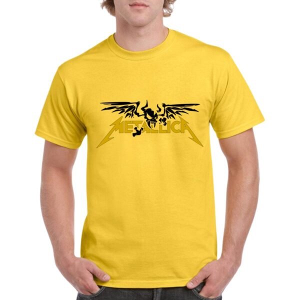 Camiseta unisex de color amarillo personalizada con el nombre del archiconocido grupo de Heavy Metal METALLICA y una calavera alada