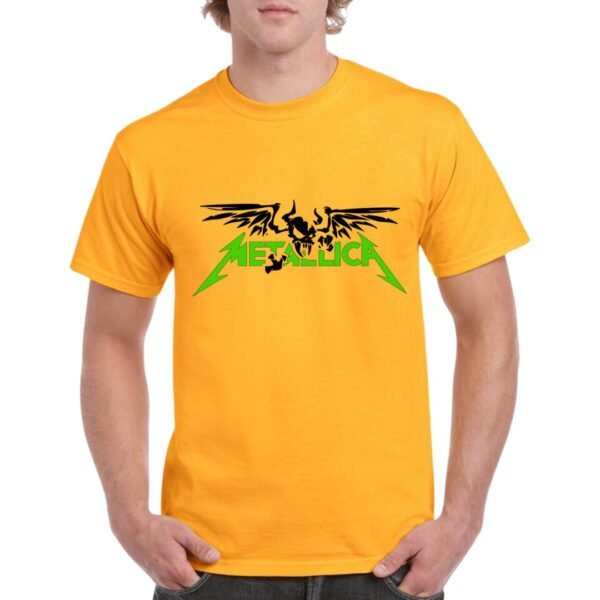 Camiseta unisex de color naranja personalizada con el nombre del archiconocido grupo de Heavy Metal METALLICA y una calavera alada