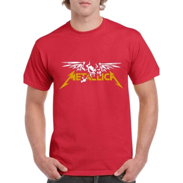 Camiseta unisex de color rojo personalizada con el nombre del archiconocido grupo de Heavy Metal METALLICA y una calavera alada