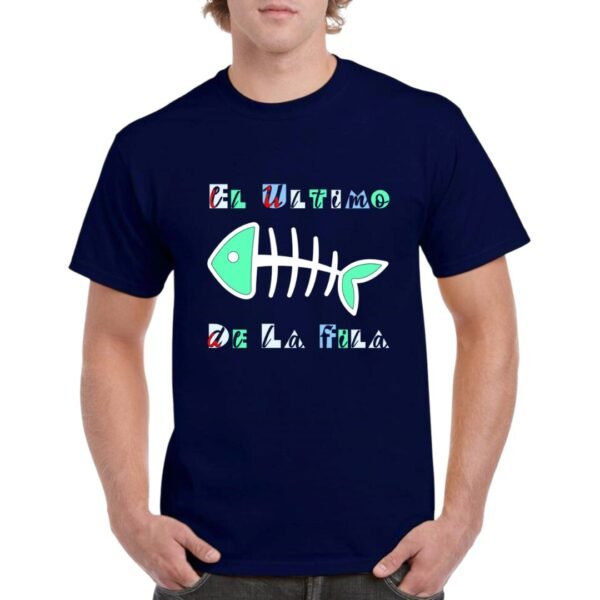 Camiseta unisex de color azul marino personalizada con el nombre del grupo mitico EL ULTIMO DE LA FILA con la tipografia de uno de sus grandes album y una raspar con la cabeza y la cola de color verde agua