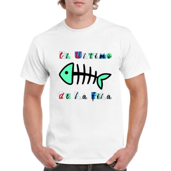 Camiseta unisex de color blanco personalizada con el nombre del grupo mitico EL ULTIMO DE LA FILA con la tipografia de uno de sus grandes album y una raspar con la cabeza y la cola de color verde agua