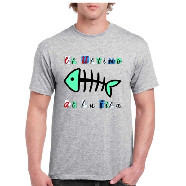 Camiseta unisex de color gris personalizada con el nombre del grupo mitico EL ULTIMO DE LA FILA con la tipografia de uno de sus grandes album y una raspar con la cabeza y la cola de color verde agua