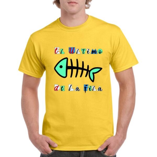 Camiseta unisex de color amarillo personalizada con el nombre del grupo mitico EL ULTIMO DE LA FILA con la tipografia de uno de sus grandes album y una raspar con la cabeza y la cola de color verde agua